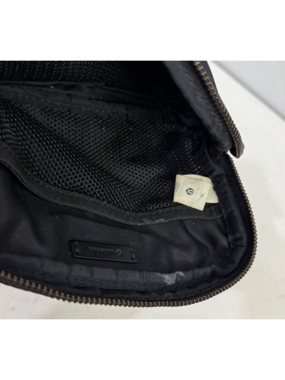Lululemon Everywhere Belt Bag Black Adjustable Strap Compact Lightweight - Picture 9 of 9